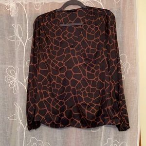Banana Republic flattering long sleeve silk blouse like new V-neck size M